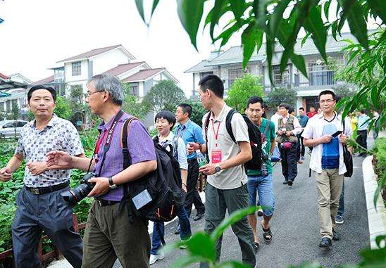 “港资房企九龙仓自曝降价内幕: 城镇化有陷阱”