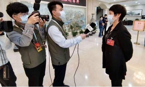 “300家机构备战沪港通 券商八仙过海疯抢市场”