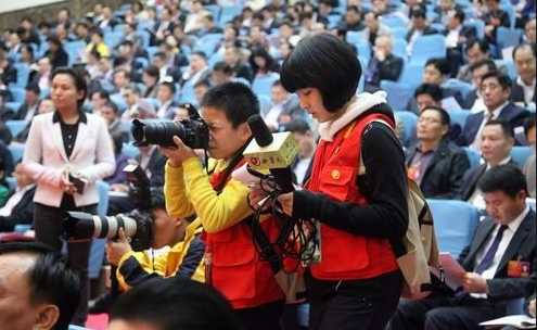 “比亚迪克扣大学生寒假打工工资 数百人堵路讨说法”